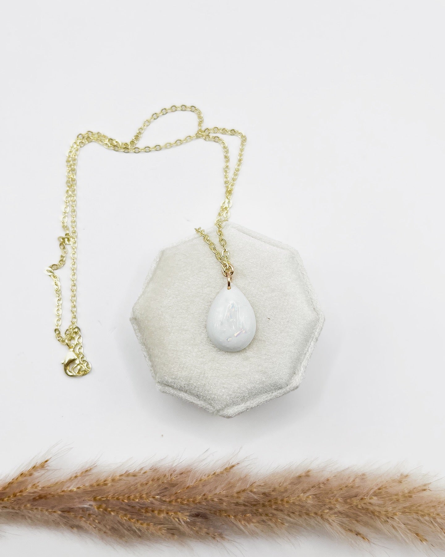 Molded Teardrop Necklace